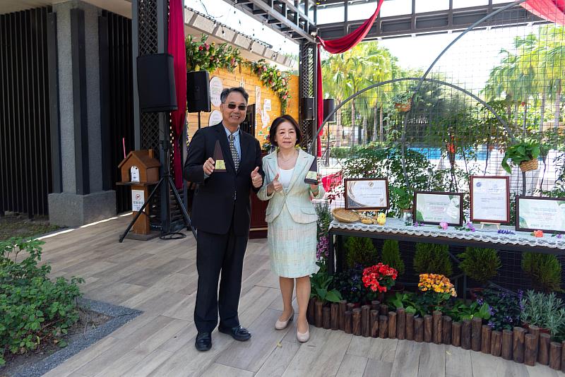 秧悦美地度假酒店接軌國際，獲多項GTS認證殊榮。農業部畜產試驗所所長黃振芳(左)、秧悦美地度假酒店董事長、君達休閒農場創辦人尹純綢(右)。