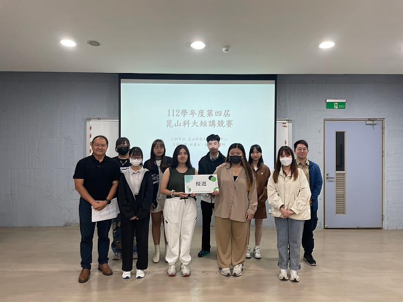 主審(前排左1)葉定國教授與獲獎學生合影