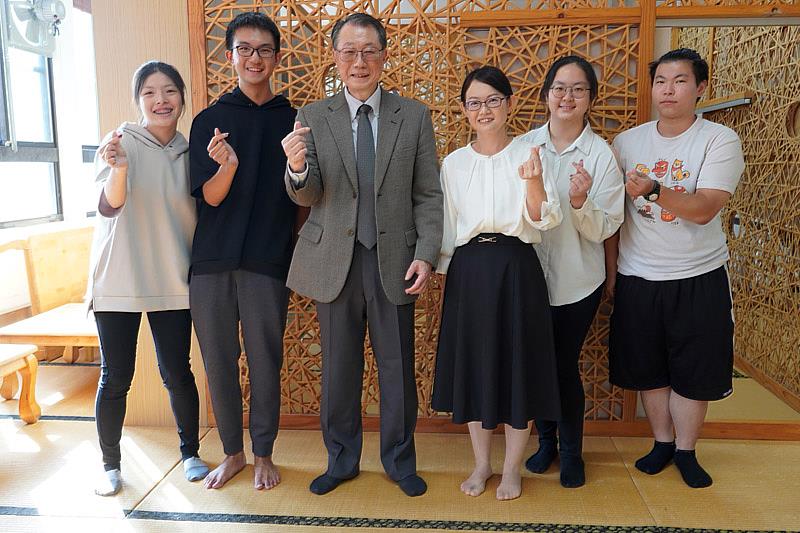 大葉大學應日系師生歡迎立正大學松井秀郎教授(左三)到校