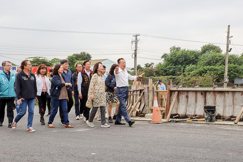 分流博茶會車潮 縣長翁章梁視察中埔鄉嘉139線道路拓寬-4
