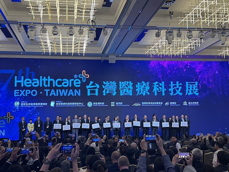 蔡英文總統偕政府首長主持「2023台灣醫療科技展」開幕式.