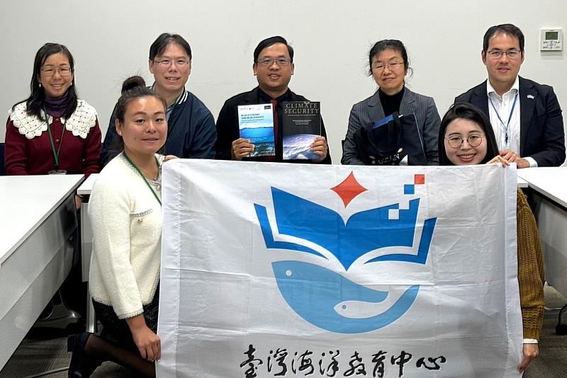 臺灣海洋教育中心與小熊幸子研究員(右二)及黃俊揚研究員(右一)一同探討海洋教育未來合作方向