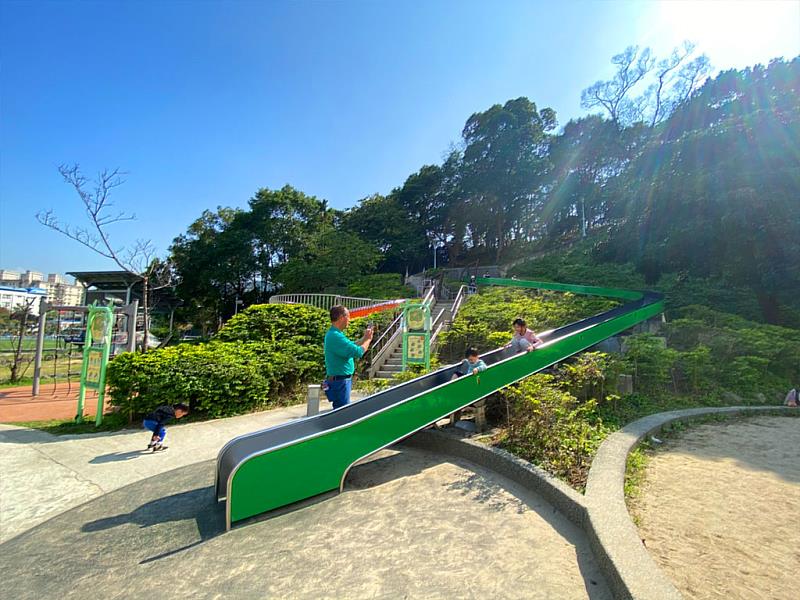 中和區錦和運動公園內設有滾輪式滑梯，除能發展兒童肢體感覺統合外，還能帶給孩子與其他溜滑梯不一樣的溜滑體驗與觸覺刺激