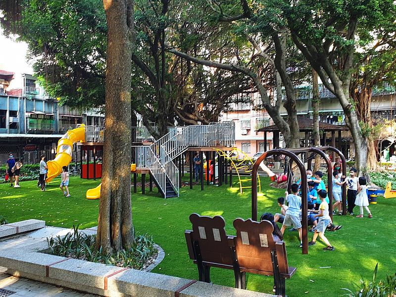 透過「老舊公園更新暨全齡化及特色共融遊戲場改善計畫」，新北市政府陸續將公園改造成別具特色又能讓所有人一起遊玩的共融式遊戲場，圖為三重區後竹圍公園
