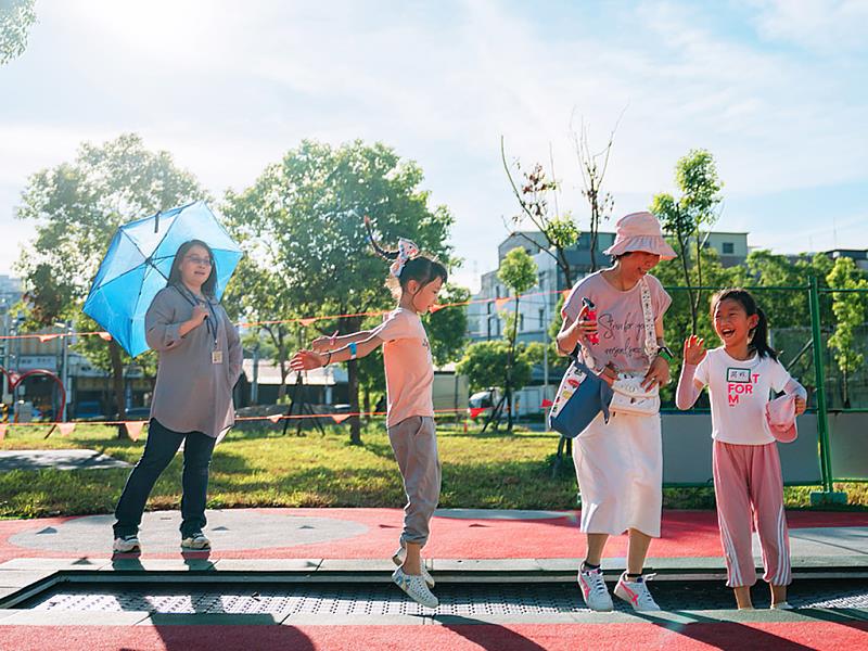 日前甫落成啟用的五股區體健公園，園區內設有彈跳床，孩子可透過彈跳運用核心力量刺激肌肉發展、身體協調等，並能協助舒緩注意力缺失過動症的症狀，讓孩子更專注