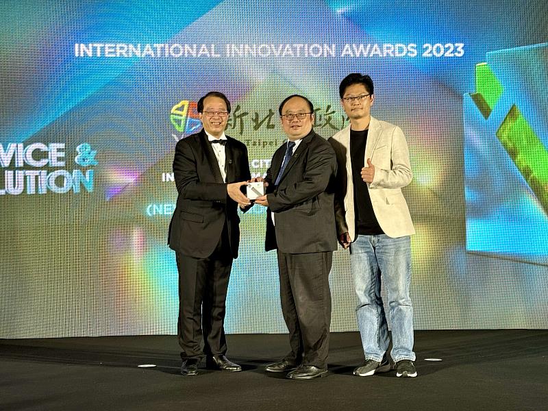 新北市政府 出席「 2023 IIA國際 創新獎 頒獎典禮 」 ，由 亞洲企業商會總裁Richard Tsang(左 )頒獎 ，資訊中心陳富添主任 (右 2)代表領獎。