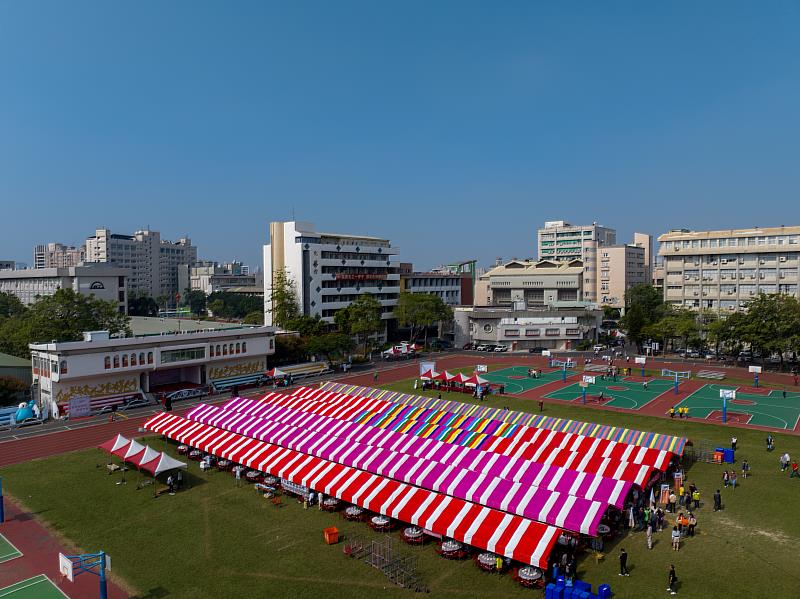 高科大校友人數龐大，每年校慶日招待校友回娘家，均採台灣式流水席的方式在楠梓、建工、第一三個主校區同步舉辦。今年三校區加起來席開400桌，盛況空前。圖為建工校區。