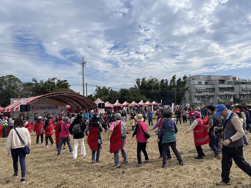 新豐鄉農會舉辦「新豐鄉112年度稻米產業文化暨地瓜節活動」，以「豐味田園焢窯嘉年華」為主題，吸引不少大朋友、小朋友，一起體驗在地的活力與創意。