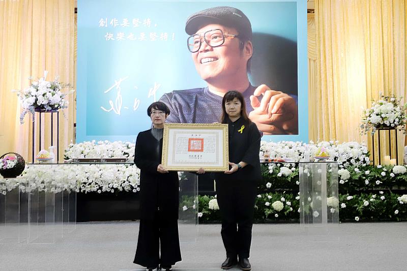 文化部政務次長李靜慧（右）代表頒贈總統褒揚令，由蕭言中夫人謝玒玲代表受贈。
