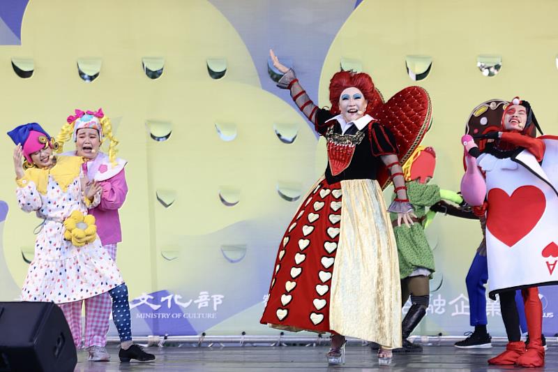 玉米雞劇團《童話天后演唱會》集結紅心皇后、白雪公主、睡美人、費歐娜等經典角色，在美聲擂台賽中大展歌喉，以歌聲一較高下。