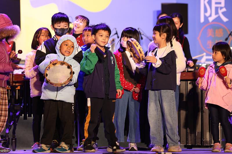 朱宗慶打擊樂團《擊樂搖擺》邀請現場觀眾上台即興演奏，讓大小朋友體會打擊樂的樂趣。