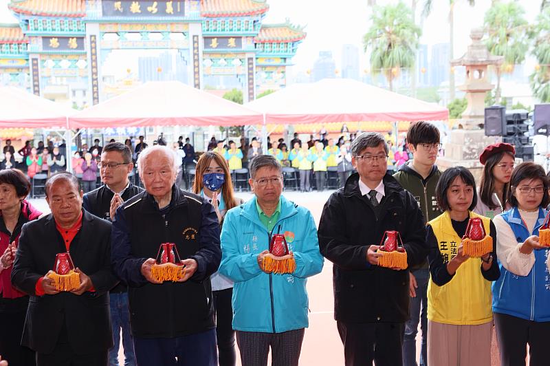 新竹縣長楊文科(中)等人以隆重九獻禮感念義民忠義精神，祈求國泰民安。