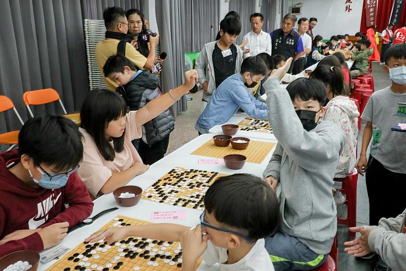 智謀交鋒！嘉義縣縣長盃圍棋賽近600選手鬥智角逐-3