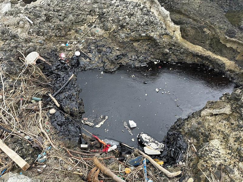 綠島鄉柚子湖發生不明油污染事件 臺東縣環保局會同各單位積極清除 呼籲民眾暫勿前往