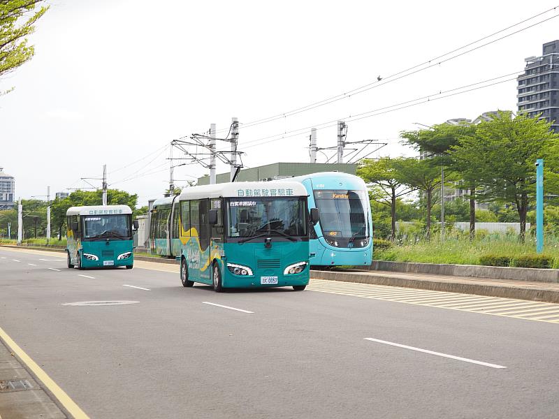 勤崴國際透過雙車聯動技術「隊列行駛」，創下全國首次自駕車V2V正式上路應用。(圖／勤崴國際提供)