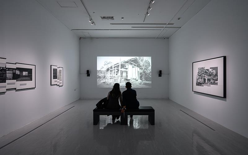 民眾參觀展覽情形，圖為鎌田友介作品，〈日式房屋〉