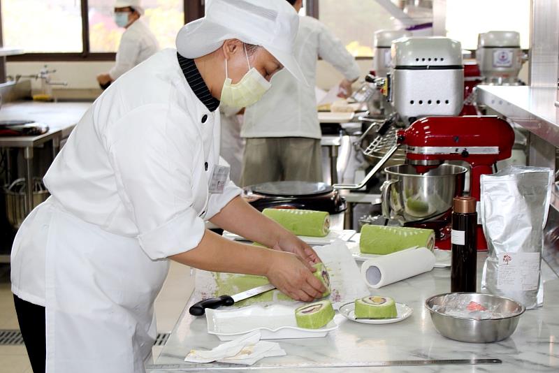 中國科大黃靖雯同學於「米蛋糕地瓜捲」大專組榮獲金牌