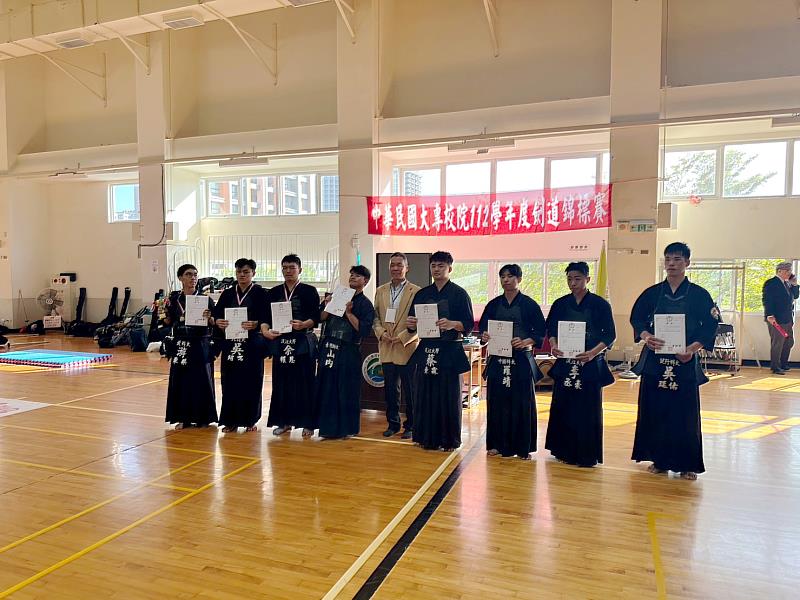 中國科大劍道隊羅靖同學（右3）榮獲大專盃劍道錦標賽男子團體得分賽第5名