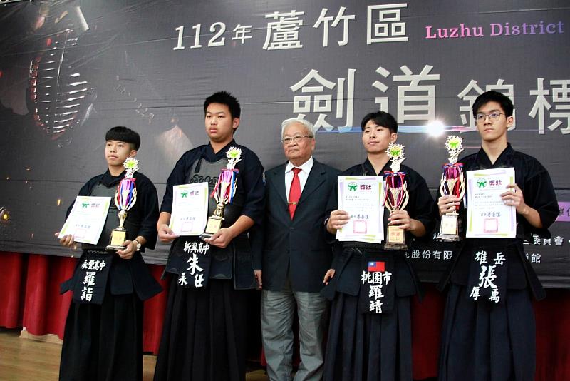中國科大羅靖同學（右2）榮獲劍道社會男子公開組個人賽季軍