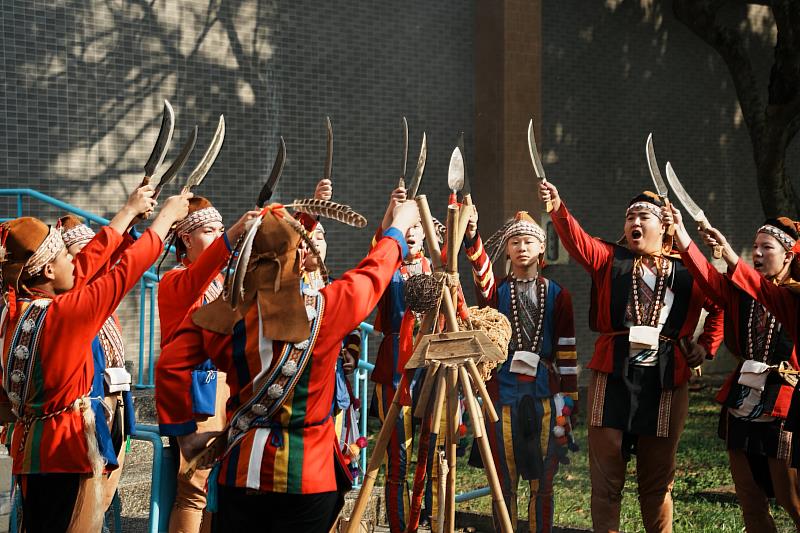 原住民民族學院舞團《祝福，來自卡拉鄒的楓》祈福展演。