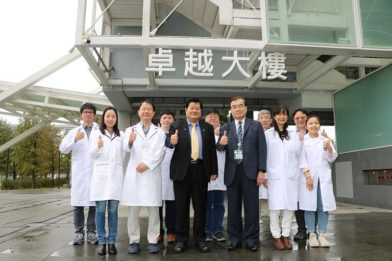 洪明奇校長（中）帶領導的中國醫藥大學抗新冠醫學研究團隊