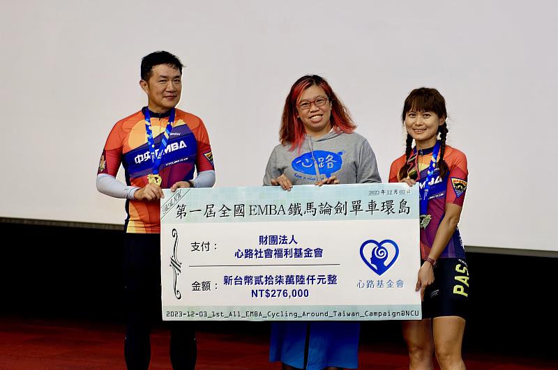 中央大學EMBA校友會單車社孫緹潔社長（右）發起的愛心傘募款活動，將募款所得全數捐贈「心路基金會」。