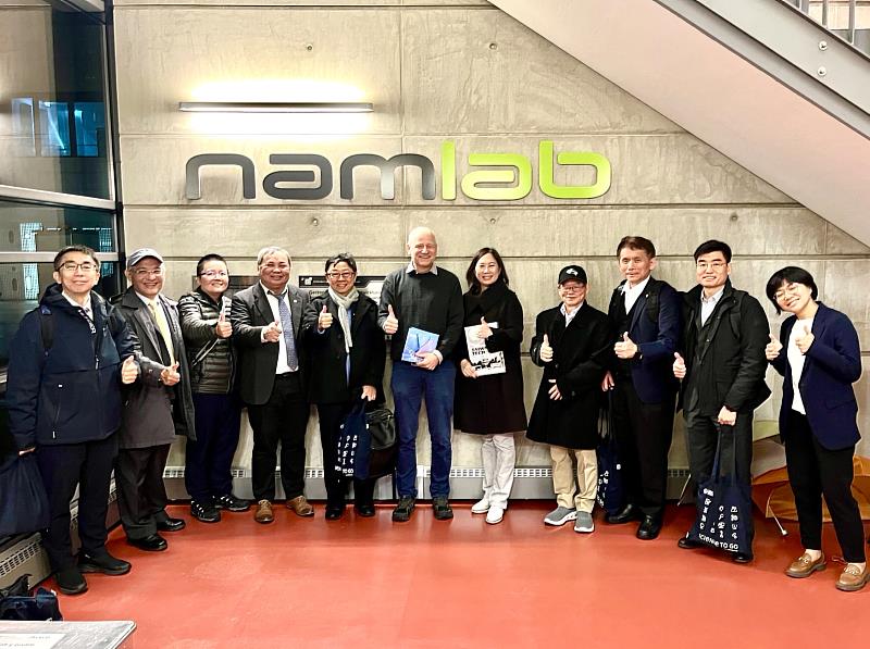 校長顏家鈺(左五)及交流團拜訪與德國德勒斯登工業大學奈米電子研究室(NamLab)並與中心主任Dr. Thomas Mikolajick(左六)合影。