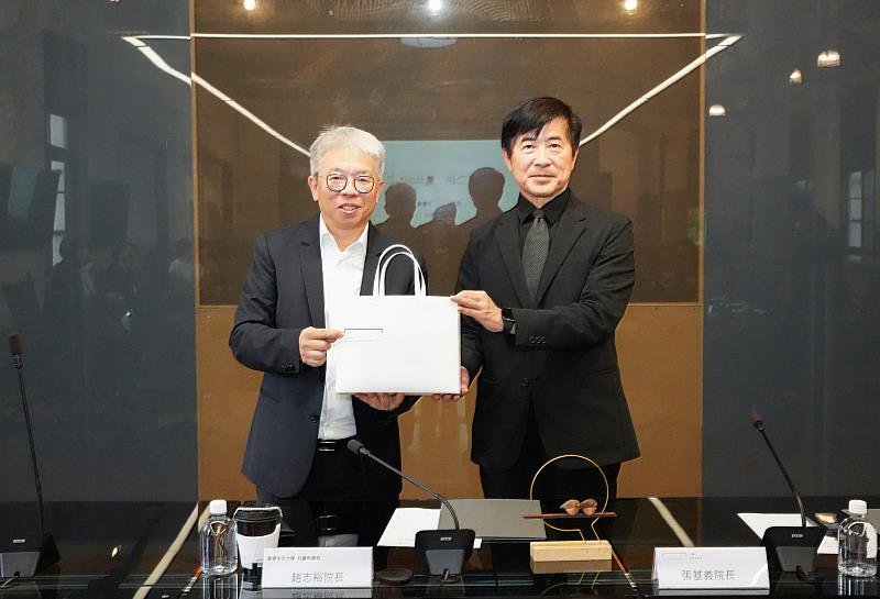 台灣設計研究院張基義院長(右)、香港中文大學社會科學院長趙志裕院長，簽署合作備忘錄。