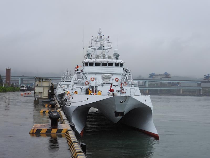 萬里艦航抵臺北港海巡基地