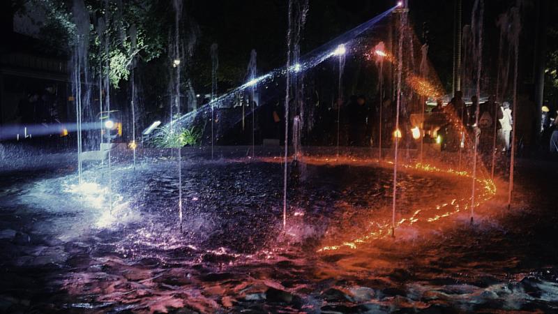 結合電力特展，《光拾夜》以雷射藝術投影在歷史建物的水池噴柱上