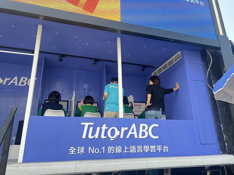 勵志中學學生在TutorABC行動車上體驗英文課程。