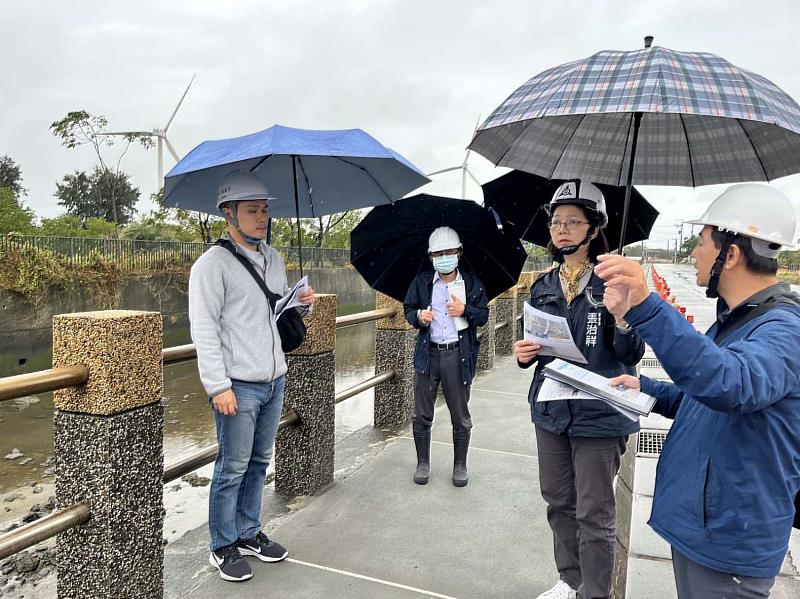 市府秘書長張治祥昨（4）日視察預計在今年底完工的海山港路人行道工程