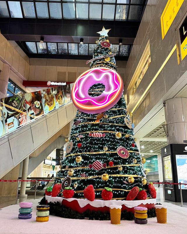 Global Mall板橋車站打造夢幻「甜點王國聖誕樹」，甜甜圈搭配繽紛甜點、草莓，超吸睛。圖／Global Mall板橋車站提供