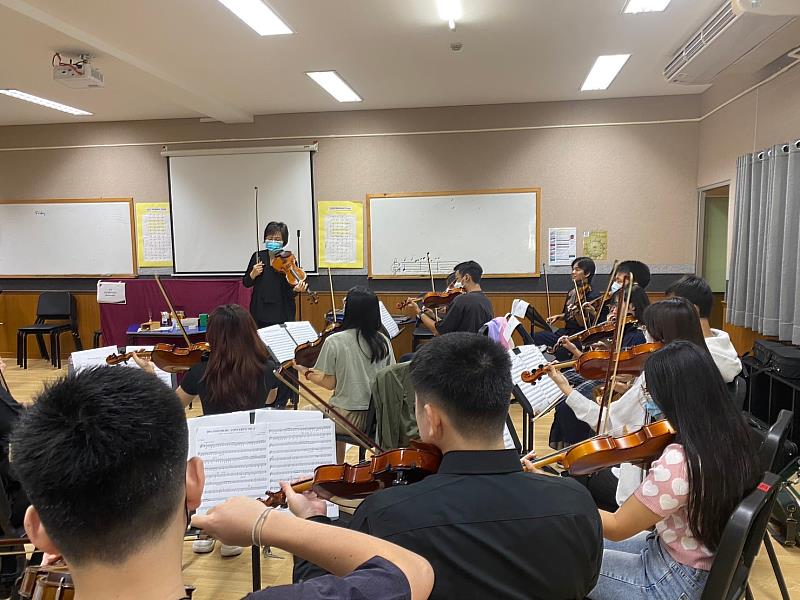 國臺交首席謝佩殷參與泰國中華國際學校弦樂團排練，並與當地學生分享學習經驗，互動過程留下深刻印象。