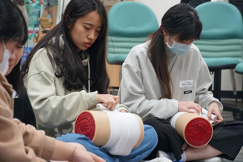 透過課程研習，學生不僅學會基本止血方法，還了解到在處理傷口出血時，填塞是必要的步驟。