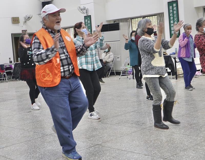 在伊甸的課程安排下，田伯伯每天與長輩們唱古調、跳健康操，生活充滿活力。(伊甸基金會提供)