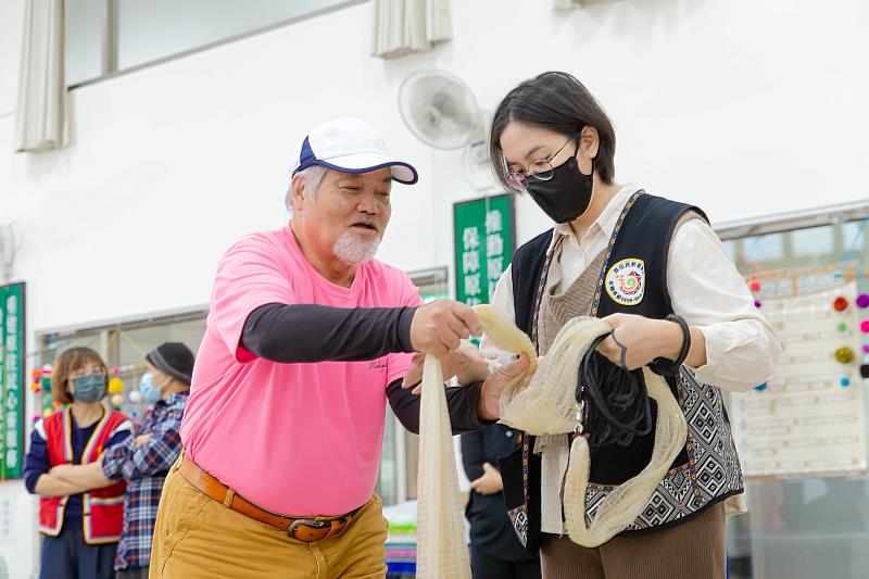 田伯伯熱心的指導原民會派駐桃園市就服員撒魚網的技巧。(伊甸基金會提供)