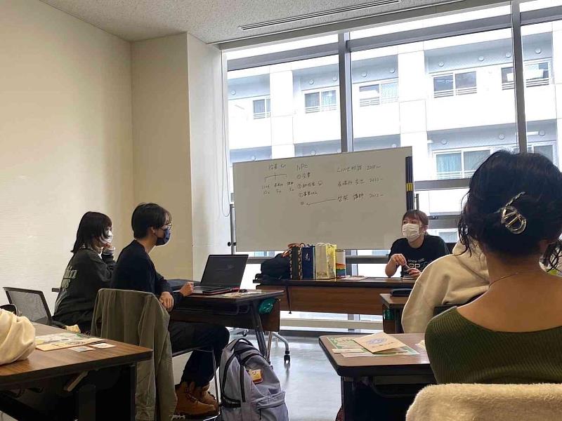 由左前方兩位學生協助日文翻譯與L-Port代表人中谷衣里小姐進行議題的交流與討論。