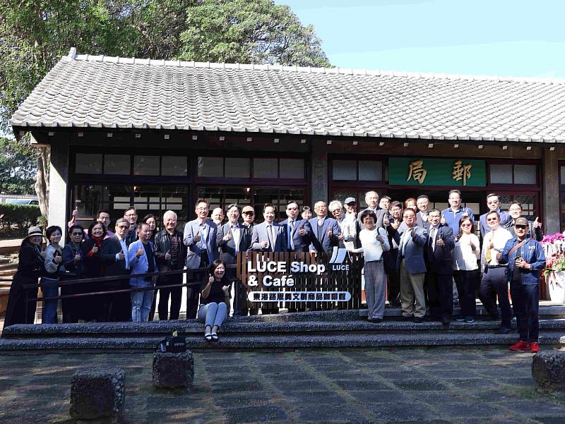 東海大學為穩健私校財務，推動校園資產活化，將佇立超過一甲子的東海郵局重新修復，鏈結校內外資源，成立「LUCE Shop & Café」東海路思義文創商品咖啡館。