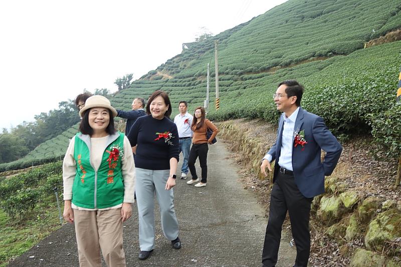 雲林縣立樟湖生態國民中小學校長陳清圳(右一)，向與會貴賓介紹學校茶園發展情況。