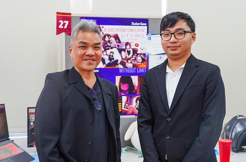 資管系學生王凱立(右)畢業作品「AI女友模擬器」，榮獲Unreal Engine 5台灣遊戲創意設計大賽金獎，贏得20萬元獎金。