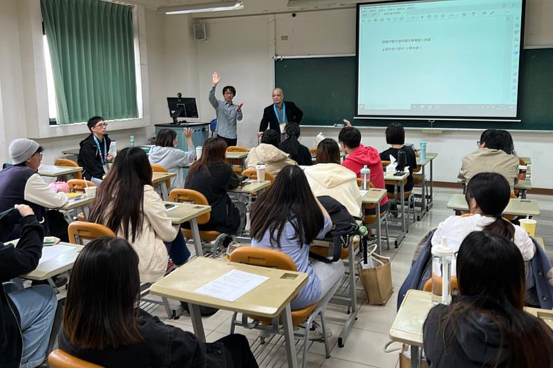 文藻外大日文系佐藤老師班級學生，熱烈向詩人蔡文哲及天童大人請益。