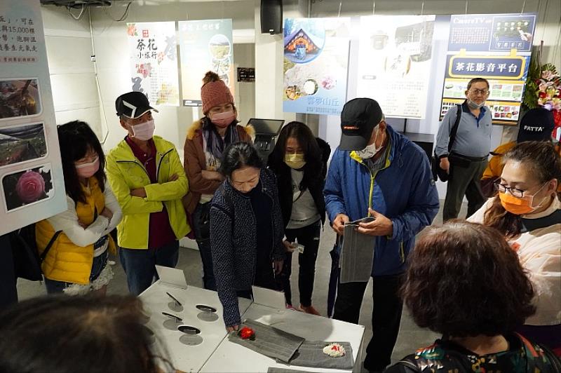 圖／去年茶花祭在中華大學校內展出各式各樣學生製作的茶花元素周邊，吸引許多民眾前來觀賞。