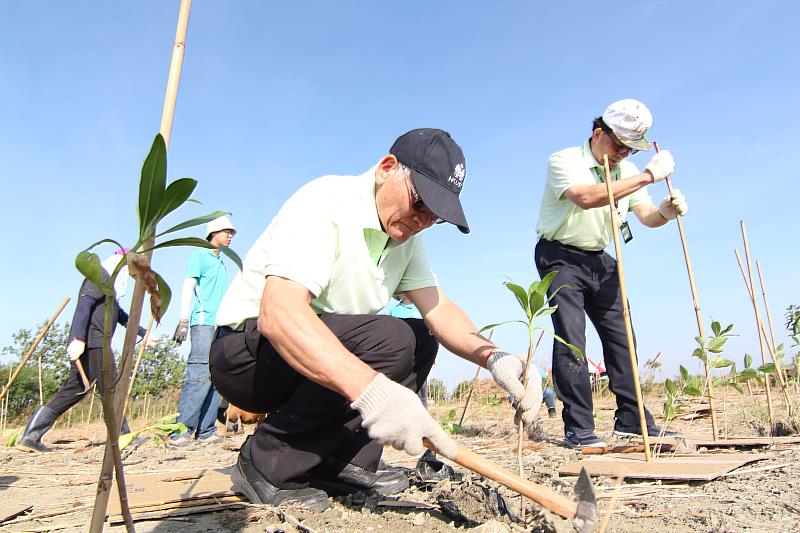 金屬中心林仁益董事長種下象徵希望的樹苗