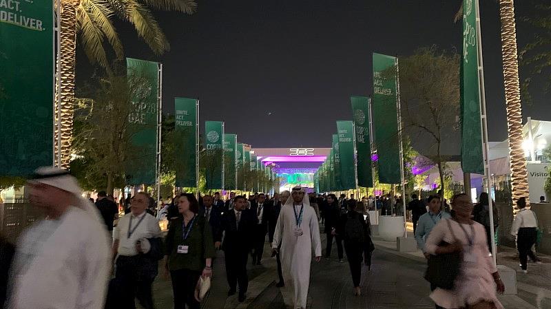 UNFCCC COP28會場杜拜世博城夜晚人潮擁擠