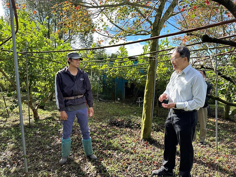 現場踏訪香川部落合作夥伴楊光義在摩天嶺的友善果園