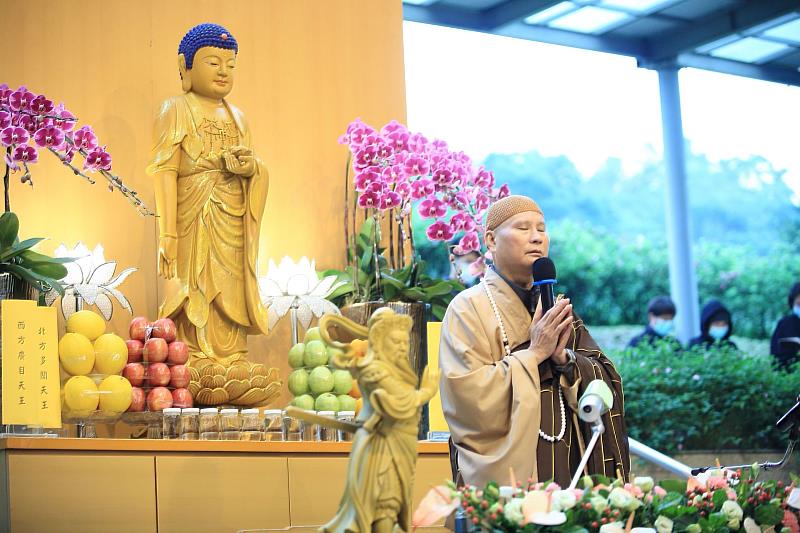 圖二：由住持悟道法師主法，為台灣和各國祈福