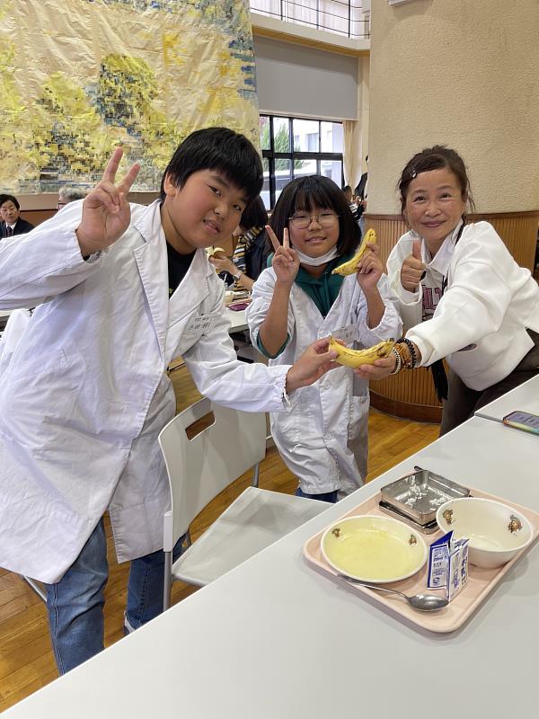日本學童品嚐臺灣香蕉
