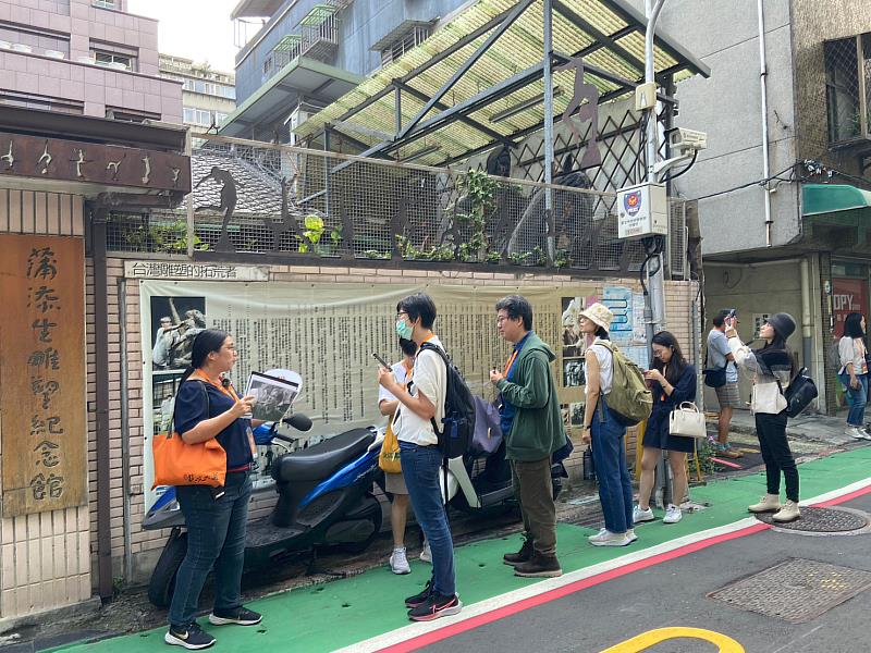 於蒲添生雕塑紀念館外，發現隱藏在街區的藝術品。（圖／島內散步提供）