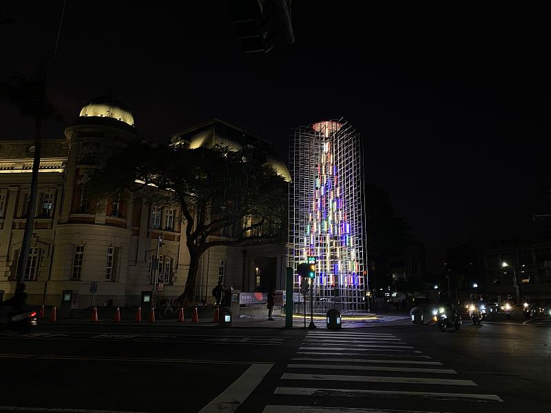 「寶島萬花」戶外特展展期自2023年12月8日起至2024年2月25日，每天17時30分至22時亮燈。